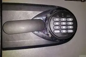 家用保险箱怎么开？打开一个二手保险箱 着实吓坏宝宝了图片