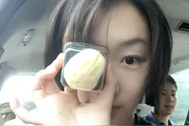 周冬雨晒素颜自拍看到美食眼睛都亮了。网友:眼睛不小，皮肤好好图片