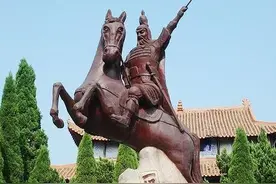 朱元璋与陈友谅首战告捷，常遇春违命杀降3000人图片