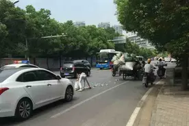 黄石暖新闻： 拾荒老人废品散落，大冶热心车主停车帮忙收拾图片