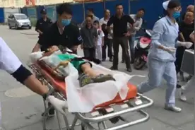 今天下午贵阳小河一男孩从三楼坠下 目前仍在抢救中图片