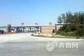 潍坊一原油储备库进门收费名目不详 油罐车云集图片