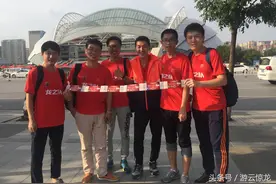 最现场！大连球迷团体已经火热抵达沈阳！一触即发！图片