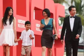 华谊总裁王中磊曾拒绝妻子王晓蓉求爱 后一贫如洗想娶王晓蓉图片