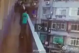 湖北两女中学生疑为争男友教室过道打架 一人离奇坠楼图片