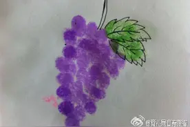 网上一组家长和孩子一起画的指纹画图片