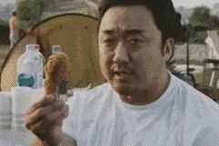 爆笑GIF图第12553： 大妈的无敌扫把功真乃神功盖世啊图片