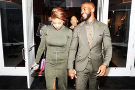 保罗结婚纪念日晒夫妻合照：一辈子手牵手图片