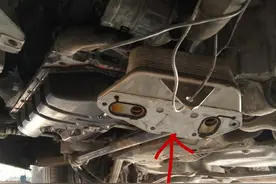 奥迪大修发动机后机油报警灯亮了，拆下油底壳才知道是怎么回事。图片