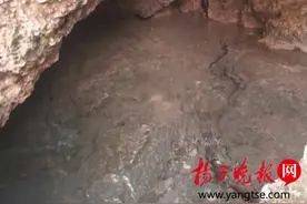 民工洗免费的野温泉 衣服被偷回不去图片