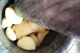 教大家如何制作油泼辣子及关键要领。图片