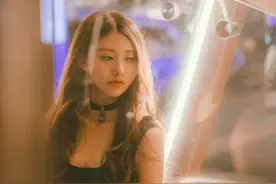 惆怅少女，深夜独徘徊图片