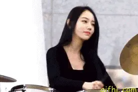 笑出强大：打架子鼓的女生最可爱图片