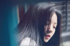 母亲撞见我和男友逛街，看到男友的脸后，她吓得晕倒过去图片