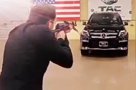 给德国总统测试座驾玻璃的防弹性能！吓的腿软了图片