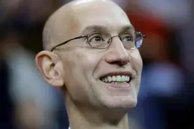 NBA一年能挣多少钱，亚当萧华背后偷着乐图片