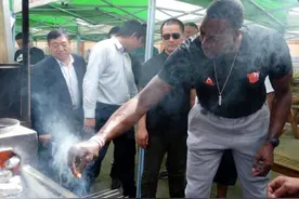 因脱水进医院的霍华德已经出院了图片