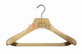 CO2激光打标机在木材衣架上雕刻品牌logo图片