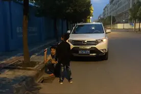 义乌1市民钻进下水道营救一只流浪猫，期间多次呕吐图片