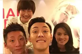 张继科上快本与陈伟霆乒乓对打被扇却羞涩脸图片