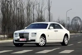 这辆劳斯莱斯拥有动感线条，车内处处体现高档和奢华图片