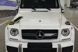 豪车奔驰不幸车顶损坏，停车场管理这下苦逼了图片