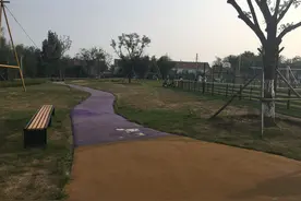 小长假期间，父母带孩子来滨州狮子刘村北部儿童游乐场游玩图片