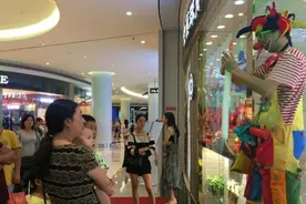 深圳男子商场内扮演滑稽小丑，送气球市民排长队领取视频封面