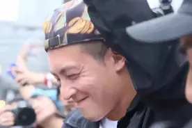 陈冠希现身成都，引大批粉丝冒雨围观！图片