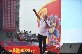 54岁“大花轿”演唱者火风近照曝光图片