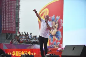 54岁“大花轿”演唱者火风近照曝光图片
