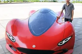 小伙儿自造超跑参加车展成焦点图片