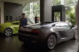 洗车店里深藏不漏的牛人，破旧面包车被改成百万跑车图片