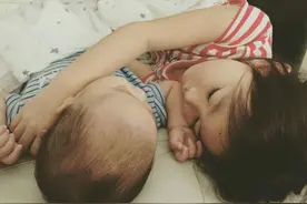 奥利和弟弟奥利奥一起出镜，这个模范姐姐抱着弟弟舍不得撒手！图片