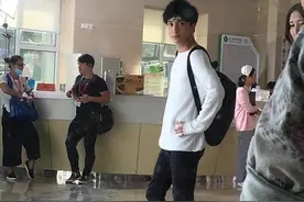 王源、薛之谦、李小璐来村医院拍摄啦，王源最近很迷破洞衣服啊图片