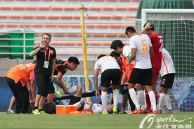 中甲现登巴巴式悲剧 恒大外租大将遭飞铲断腿图片