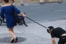 外国街头男子爬着走，原来是被女友当狗牵视频封面