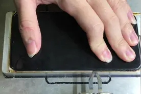 苹果X屏幕太调皮 乱跳 看师傅怎么修理它