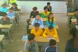 变形计：舞媚娘农村变形后准备回家，父母来接，她现场失态