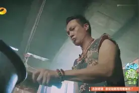 吴镇宇剁肉馅加鱿鱼，曹格做的马来西亚ABC汤，就是大锅乱炖！视频封面