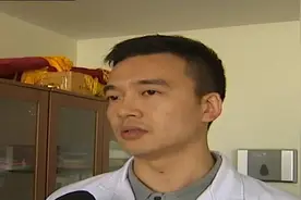 假期聚会，男子一口气喝下6瓶冰啤酒，第二天起来就发现不对劲了视频封面