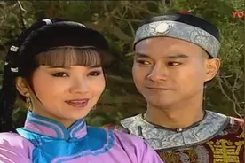 《戏说乾隆》乾隆（郑少秋）与沈芳（赵雅芝）一起错位接吻滚草地视频封面