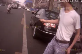 小伙违章停车被处罚50元 怒吼让交警“杀”了自己图片