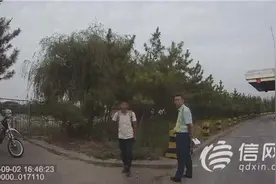 司机骑着摩托车上高速路 无证驾驶被行政拘留图片