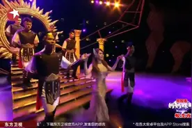 40岁辣妈跟18岁女儿站一起竟被追求，不老童颜，女儿在一旁尴尬了视频封面