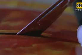 美女从盒子里夹出一只巨型蟑螂，叫声像老鼠，手一伸过去就被咬