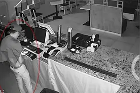 为给女友买名牌包包 男子偷走店内三千元图片