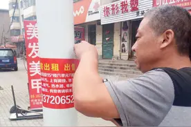 美化环境靠大家——南关街道世纪花园社区组织辖区志愿者清理小广告图片