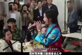 这首歌又火了，藏族美女美女大学生食堂演唱，全校学生听呆了视频封面