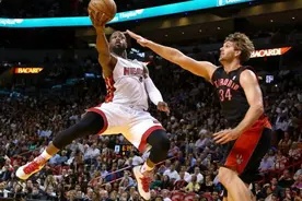 GIF-巅峰韦德到底有多猛?往空中一扔就是一个2+1图片